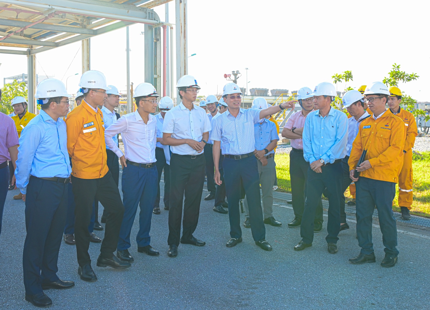 Ông Trần Hồng Nam - Thành viên HĐTV Petrovietnam cùng lãnh đạo PV GAS nghe giới thiệu về quy trình vận hành, quản lý khí tại Trung tâm Phân phối khí Tiền Hải (Ảnh: Minh Đức)