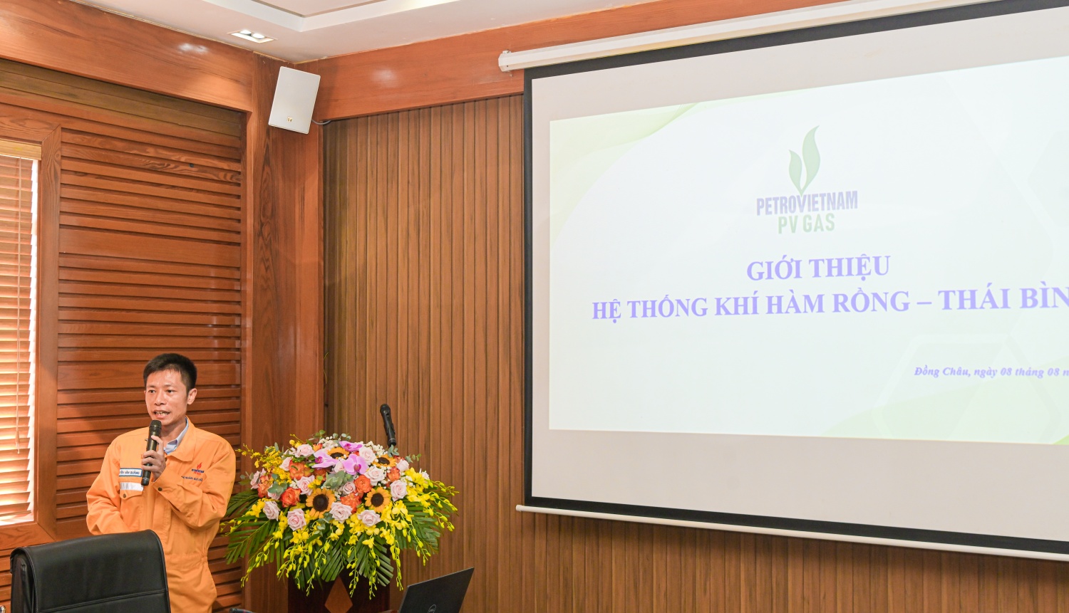 Ông Nguyễn Văn Quảng - Phó Quản đốc Phân xưởng Tiền Hải: tập thể cán bộ kỹ thuật luôn duy trì vận hành an toàn, hiệu quả, bảo đảm đáp ứng nhu cầu khí cho các khách hàng (Ảnh: Minh Đức)