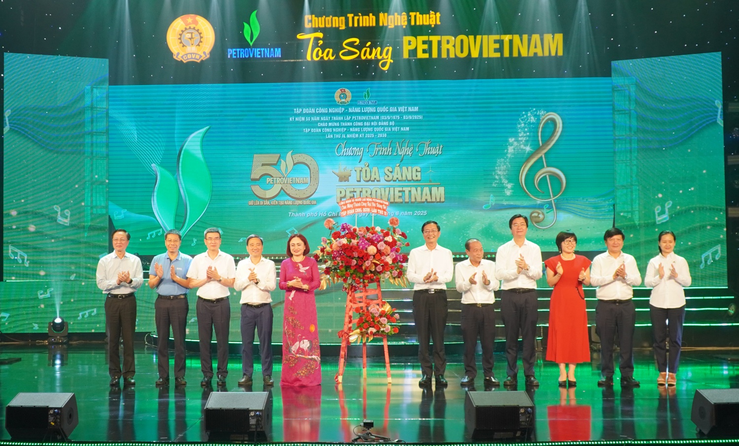 Công đoàn đại diện người lao động Petrovietnam tặng hoa chúc mừng thành công của Đại hội đại biểu Đảng bộ Tập đoàn lần thứ IV