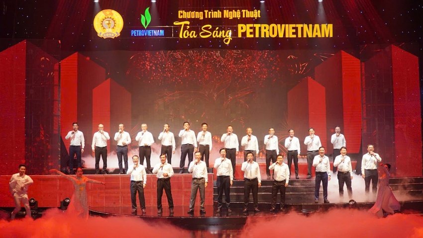 Với sự tham gia của hơn 500 cán bộ, người lao động và diễn viên không chuyên đến từ 23 đơn vị thành viên, trực thuộc Tập đoàn khu vực phía Nam, chương trình không chỉ là một đêm biểu diễn nghệ thuật, mà là bản hùng ca ngợi ca những người “đi tìm lửa
