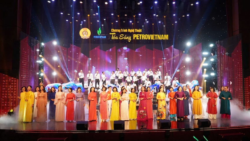 Phần biểu diễn hợp ca mở màn chương trình nghệ thuật “Tỏa sáng Petrovietnam”, mang đến thông điệp đoàn kết, khát vọng và tự hào xuyên suốt hành trình 50 năm phát triển của Tập đoàn.