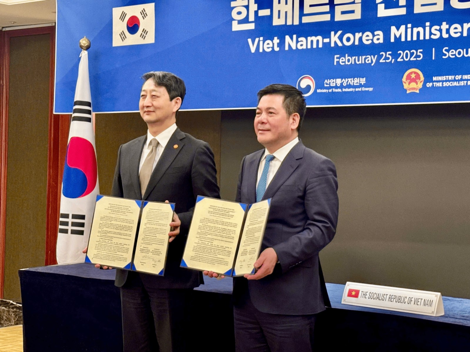 The Vietnamese Minister of Industry and Trade and the South Korean Minister of Trade, Industry, and Energy signed a Memorandum of Understanding (MoU) on cooperation in the fields of energy (including nuclear power), industry, and trade.