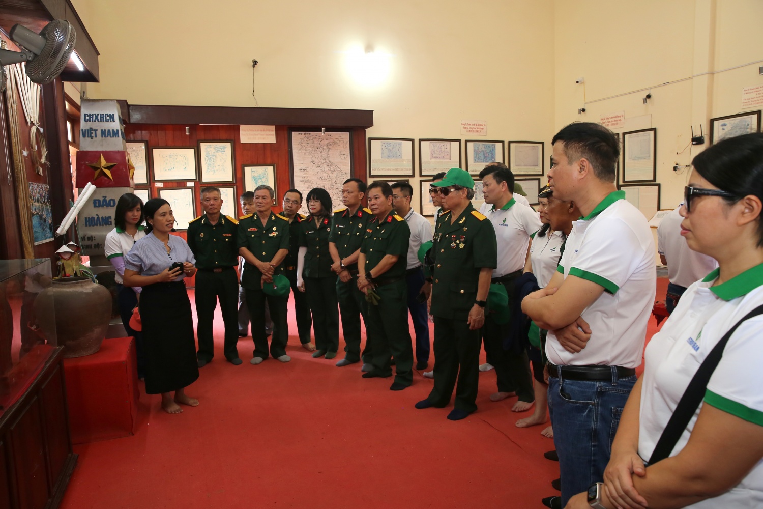 Đoàn tham quan, tìm hiểu tại Nhà trưng bày Hải đội Hoàng Sa kiêm quản Bắc Hải.