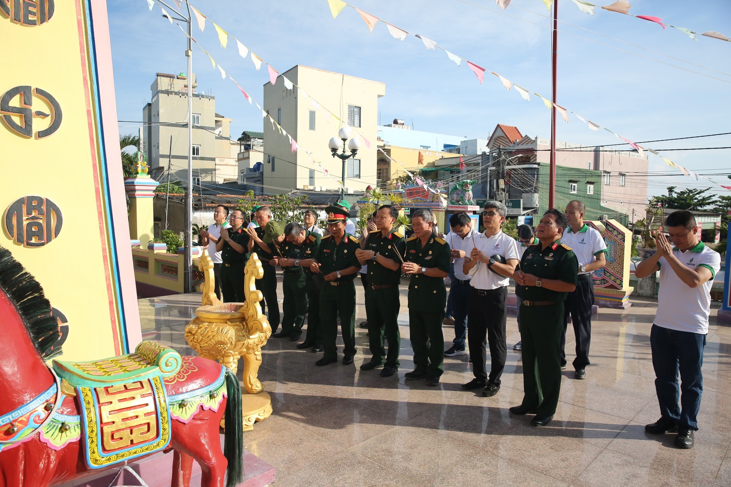 Đoàn cũng tổ chức dâng hương tại Âm Linh tự - Di tích quốc gia.