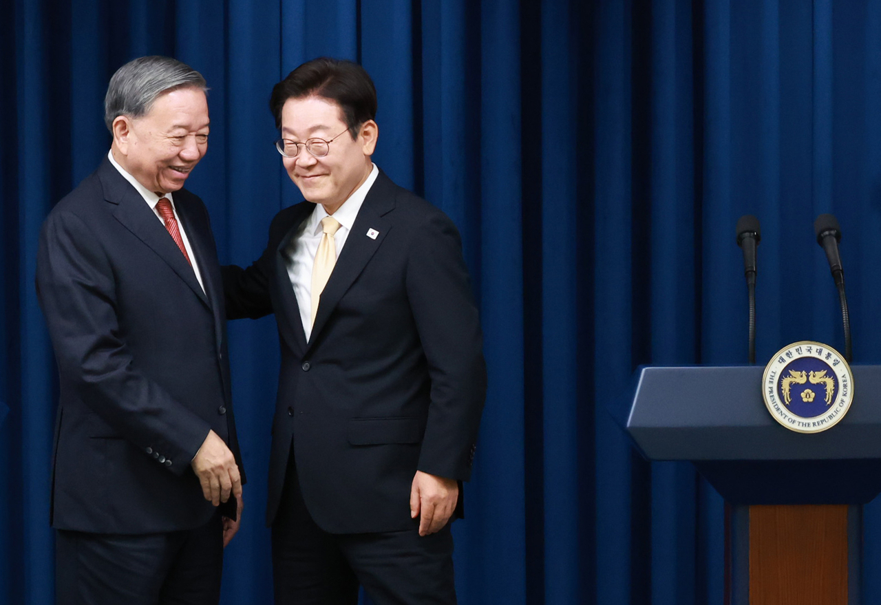 President Lee Jae Myung (right) and General Secretary of the Communist Party of Vietnam To Lam are seen after a joint press conference held at Lee's office in Seoul on Monday. (Yonhap)