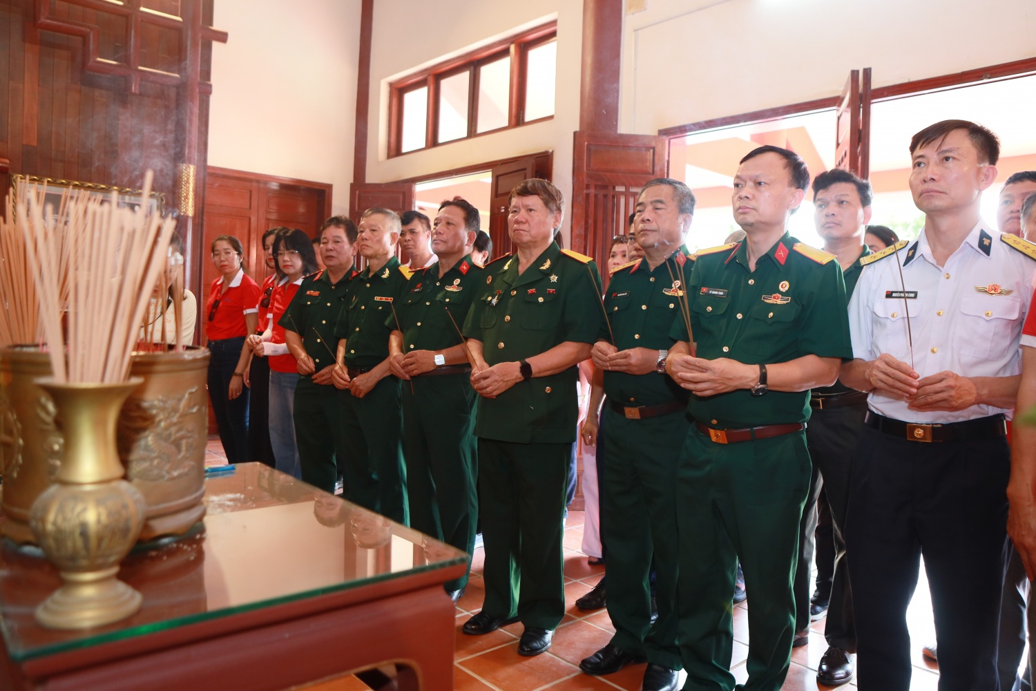 Đoàn về nguồn thực hiện hoạt động dâng hương, dâng hoa tại Khu lưu niệm Thủ tướng Phạm Văn Đồng.