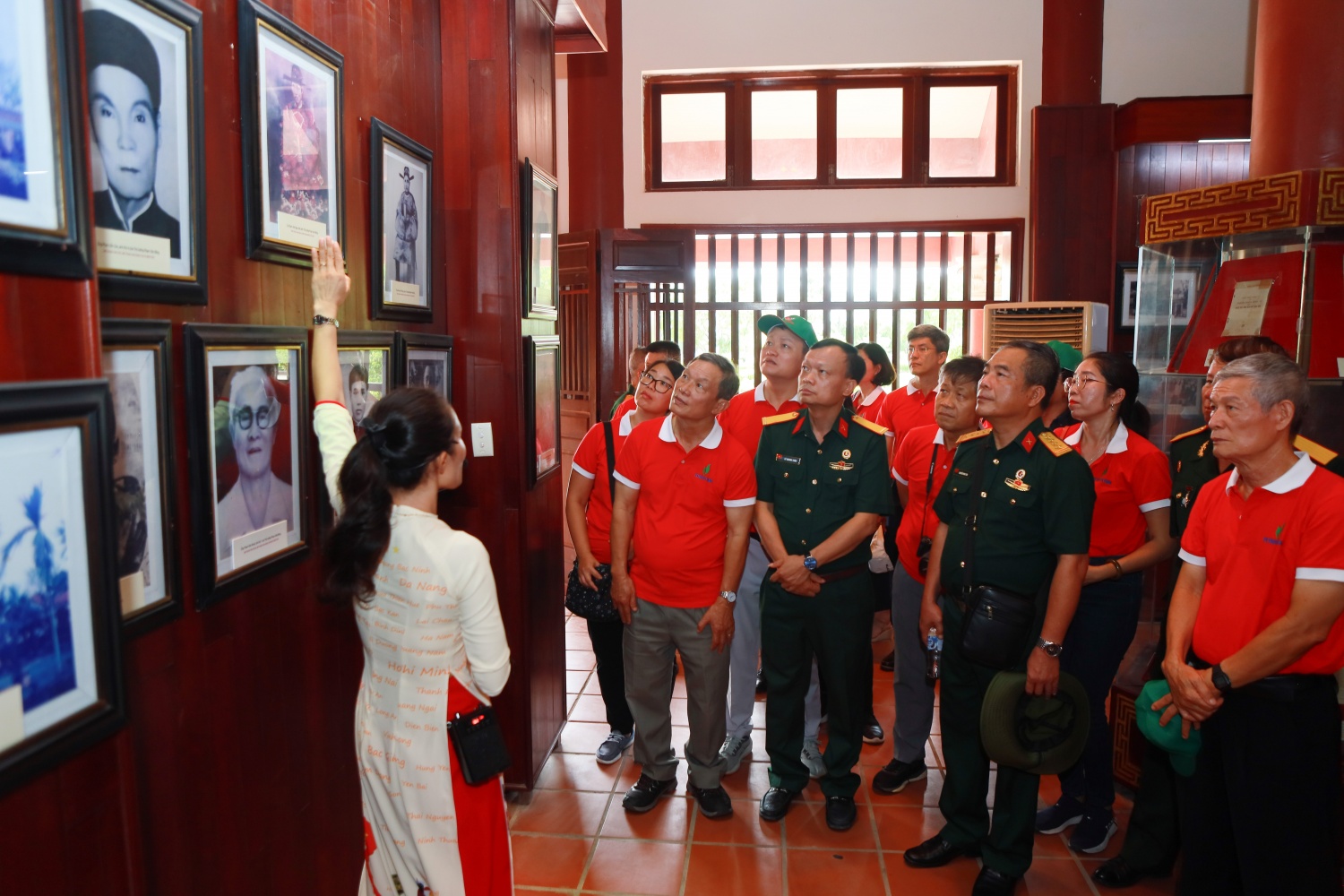 Các thành viên trong đoàn tìm hiểu về cuộc đời của Cố Thủ tướng Phạm Văn Đồng.