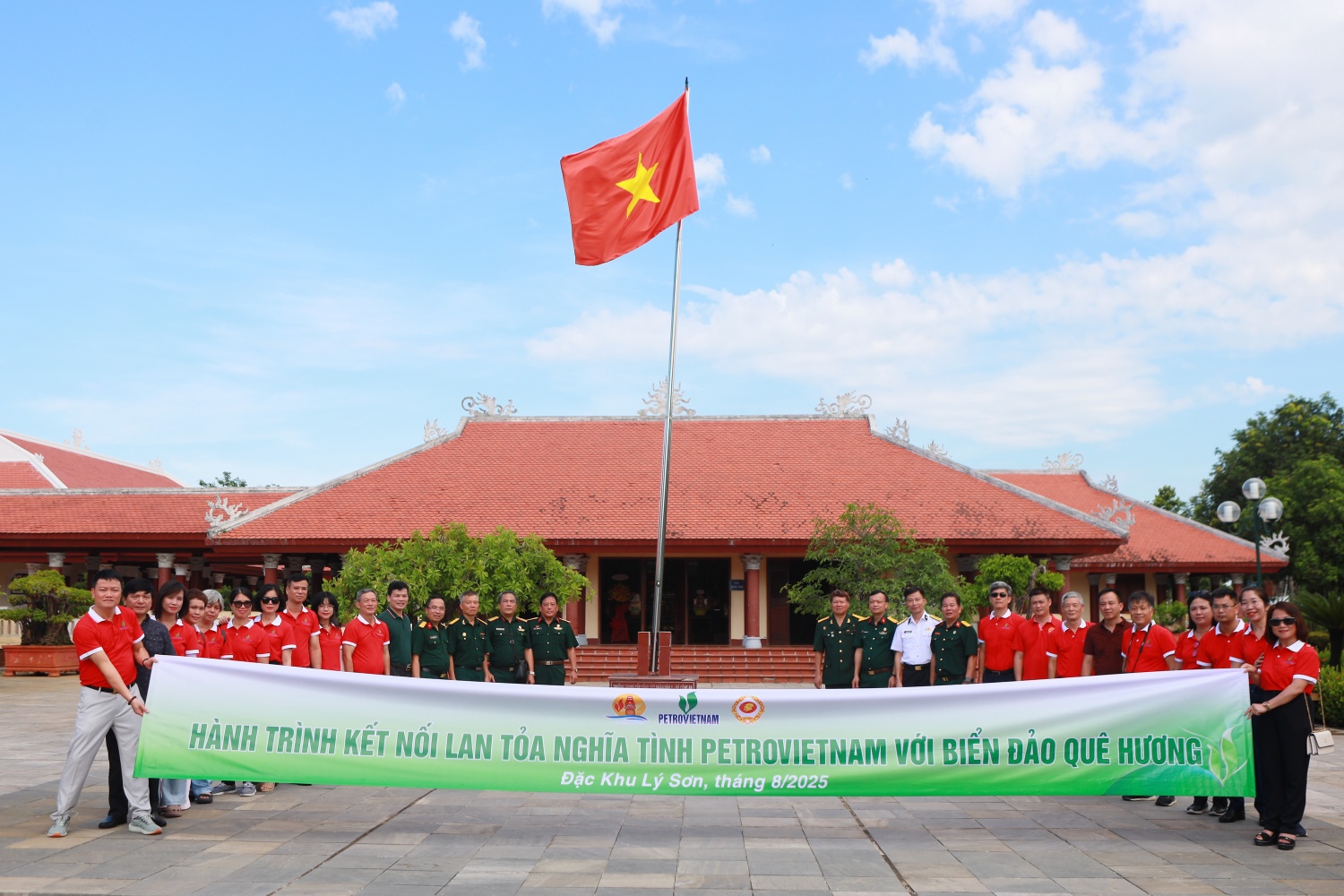 Hoạt đông dâng hương, tưởng nhớ công lao của Cố Thủ tướng Phạm Văn Đồng nhằm ôn lại truyền thống, hun đúc thêm niềm tự hào và ý chí phấn đấu, cống hiến cho đất nước.
