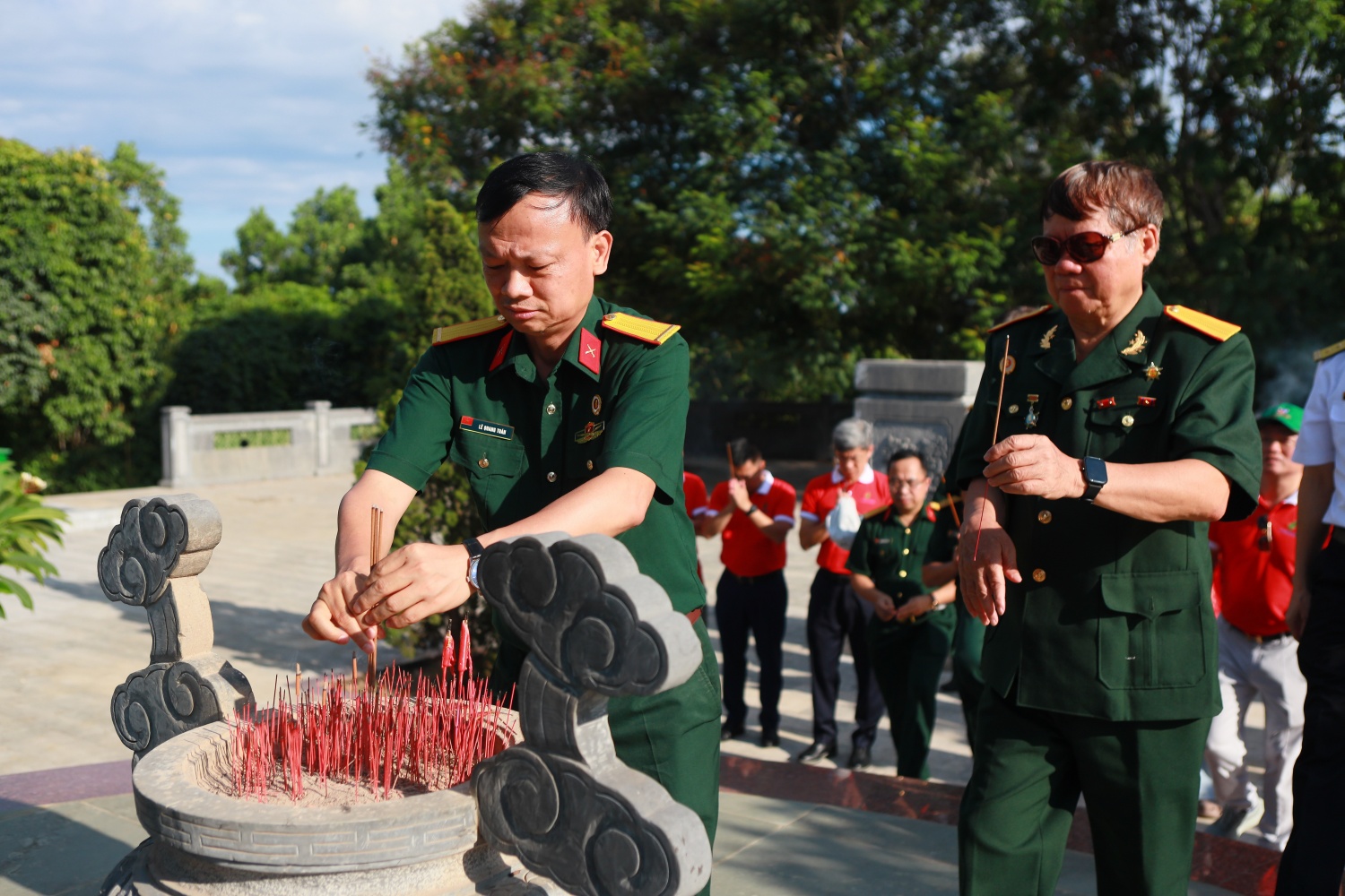Đồng chí Lê Quang Toán - Phó Chủ tịch Thường trực Hội Cựu chiến binh Tập đoàn, Phó Chủ nhiệm CLB Dầu khí Trường Sa (trái) dâng hương tại mộ Cụ Huỳnh Thúc Kháng.