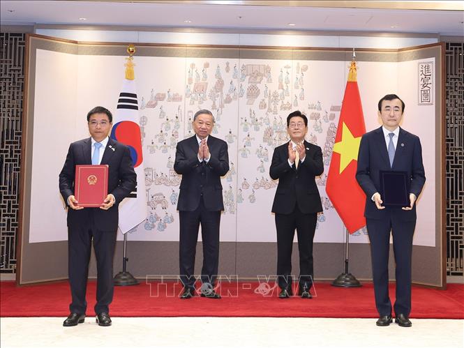 Tổng Bí thư Tô Lâm và Tổng thống Hàn Quốc Lee Jae Myung chứng kiến lễ trao Biên bản ghi nhớ hợp tác giữa Ủy ban Chứng khoán Nhà nước và Cơ quan giám sát tài chính Hàn Quốc. Ảnh: Thống Nhất/TTXVN
