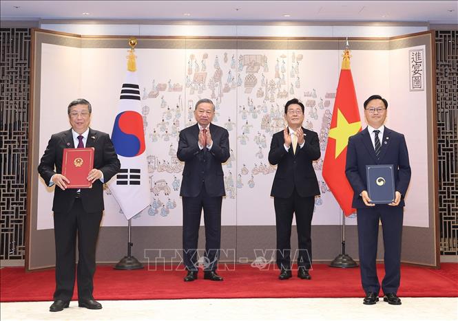 Tổng Bí thư Tô Lâm và Tổng thống Hàn Quốc Lee Jae Myung chứng kiến lễ trao Bản ghi nhớ về hợp tác nghề cá giữa Bộ Nông nghiệp và Môi trường Việt Nam và Bộ Thủy sản và Đại dương Hàn Quốc. Ảnh: Thống Nhất/TTXVN