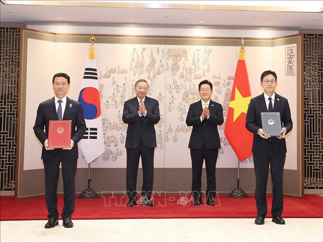 Tổng Bí thư Tô Lâm và Tổng thống Hàn Quốc Lee Jae Myung chứng kiến lễ trao Bản ghi nhớ giữa Bộ Khoa học và Công nghệ Việt Nam với Bộ Khoa học, Công nghệ Thông tin và Truyền thông Hàn Quốc về hợp tác khoa học công nghệ. Ảnh: Thống Nhất/TTXVN