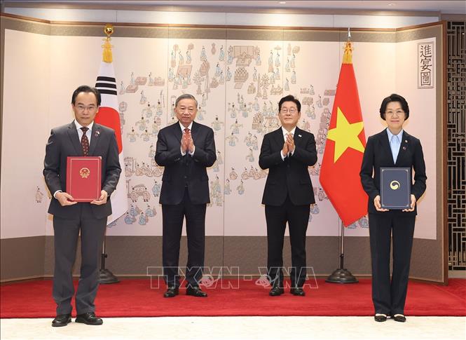 Tổng Bí thư Tô Lâm và Tổng thống Hàn Quốc Lee Jae Myung chứng kiến lễ trao Thỏa thuận sửa đổi bổ sung Bản ghi nhớ giữa Bộ Giáo dục và Đào tạo Việt Nam với Bộ Giáo dục Hàn Quốc về hợp tác giáo dục. Ảnh: Thống Nhất/TTXVN