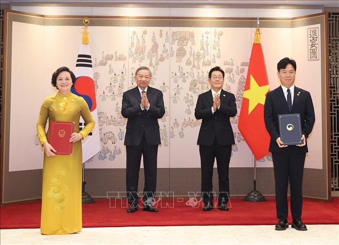 Tổng Bí thư Tô Lâm và Tổng thống Hàn Quốc Lee Jae Myung chứng kiến lễ trao Bản ghi nhớ về phái cử và tiếp nhận lao động sang làm việc tại Hàn Quốc theo chương trình EPS, ký giữa Bộ Nội vụ Việt Nam và Bộ Lao động và Việc làm Hàn Quốc. Ảnh: Thống Nhất/TTXVN
