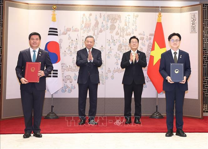 Tổng Bí thư Tô Lâm và Tổng thống Hàn Quốc Lee Jae Myung chứng kiến lễ trao Bản ghi nhớ tăng cường hợp tác năng lượng tái tạo giữa Bộ Công Thương Việt Nam và Bộ Công nghiệp, Thương mại và Năng lượng Hàn Quốc. Ảnh: Thống Nhất/TTXVN