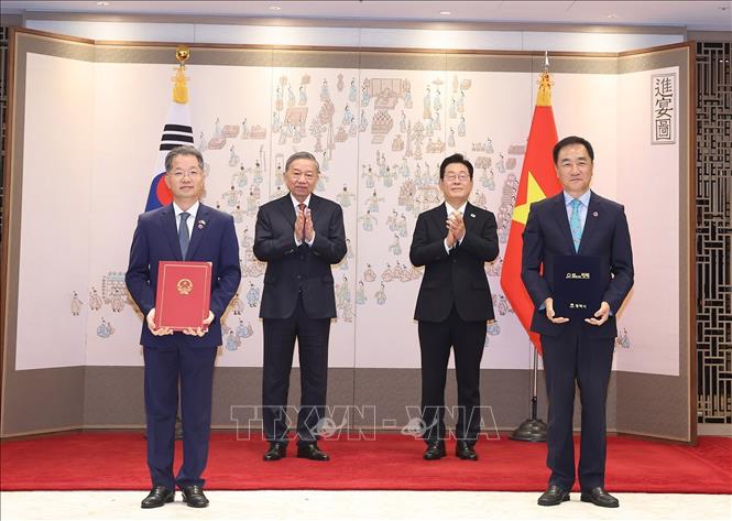 Tổng Bí thư Tô Lâm và Tổng thống Hàn Quốc Lee Jae Myung chứng kiến lễ trao Biên bản thỏa thuận tăng cường hợp tác giữa Ủy ban nhân dân thành phố Đà Nẵng (Việt Nam) và Chính quyền thành phố Pyeongtaek (Hàn Quốc). Ảnh: Thống Nhất/TTXVN