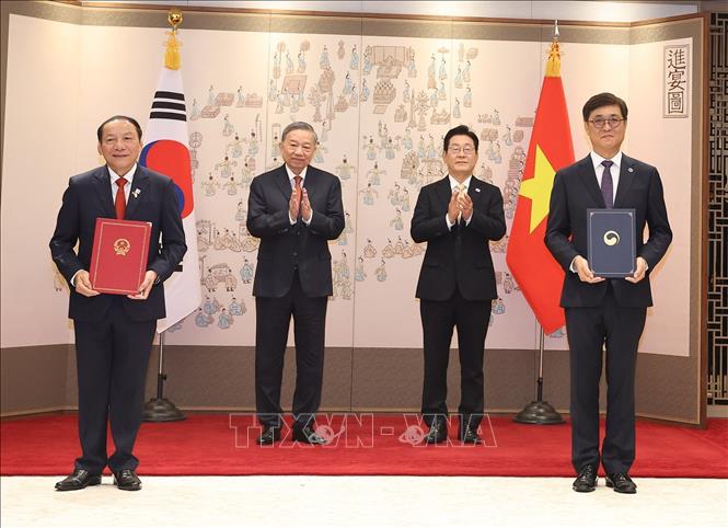 Tổng Bí thư Tô Lâm và Tổng thống Hàn Quốc Lee Jae Myung chứng kiến lễ trao Bản ghi nhớ hợp tác trong lĩnh vực hợp tác quyền tác giả, quyền liên quan giữa Bộ Văn hóa, Thể thao và Du lịch Việt Nam và Bộ Văn hóa, Thể thao và Du lịch Hàn Quốc. Ảnh: Thống Nhất/TTXVN