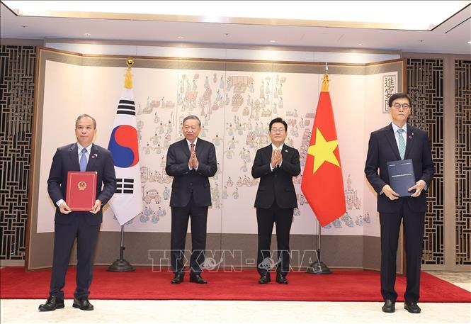 Tổng Bí thư Tô Lâm và Tổng thống Hàn Quốc Lee Jae Myung chứng kiến lễ trao Bản ghi nhớ giữa Ngân hàng nhà nước Việt Nam và Ngân hàng Trung ương Hàn Quốc về hợp tác và hỗ trợ kỹ thuật liên quan đến hoạt động Ngân hàng Trung ương. Ảnh: Thống Nhất/TTXVN