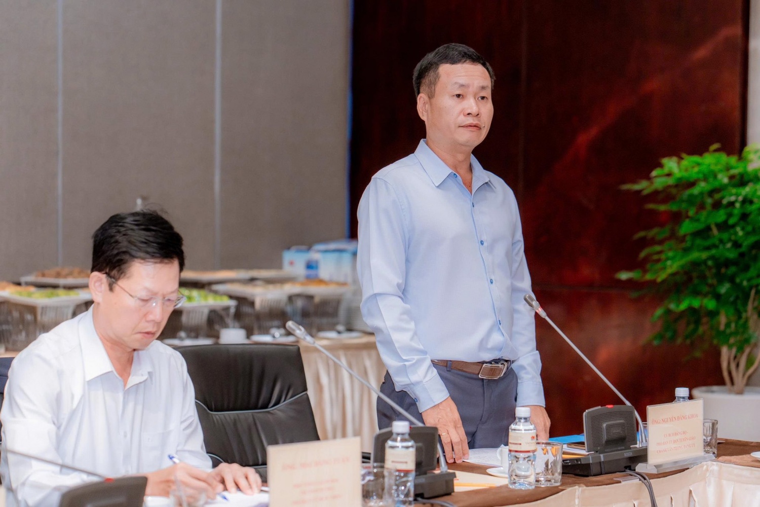 <p align= Ông Nguyễn Đăng Khoa - Ủy viên BCH Đảng bộ, Chánh Văn phòng Đảng ủy, Tổ phó Tổ công tác VHDN Vietsovpetro phát biểu tại Hội nghị.