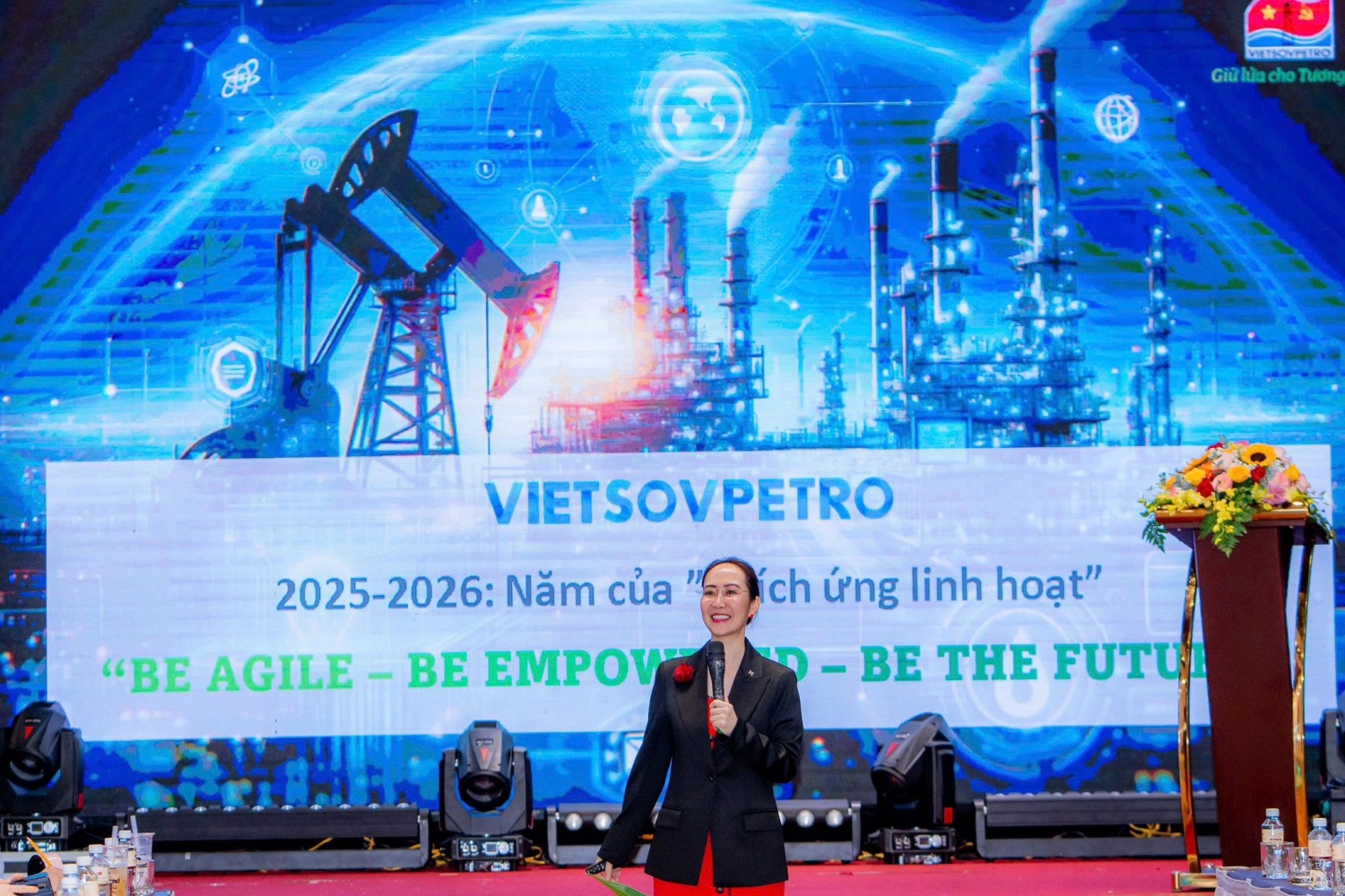 <p align= Bà Nguyễn Trịnh Khánh Linh - Tổng Giám đốc, Chủ tịch HĐQT Dale Carnegie Việt Nam chia sẻ góc nhìn chuyên môn về giai đoạn truyền thông và thực hành giá trị cốt lõi ưu tiên “Thích ứng linh hoạt”.