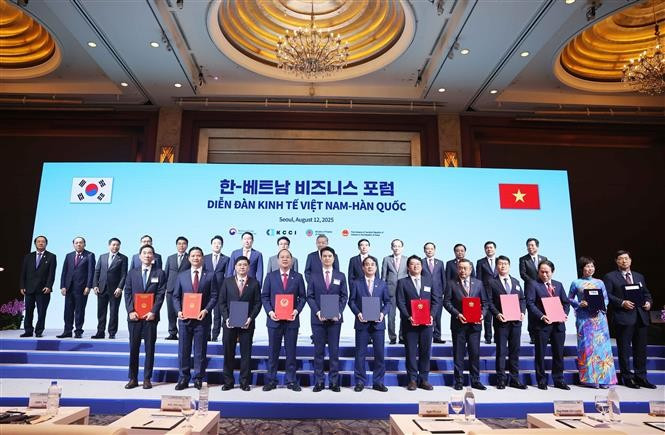 General Secretary of the Communist Party of Vietnam Central Committee To Lam and Prime Minister of the Republic of Korea (RoK) Kim Min-seok witness the exchange of cooperation documents between ministries, agencies, localities, enterprises, and universities from the two countries in Seoul on August 12. (Photo: VNA)