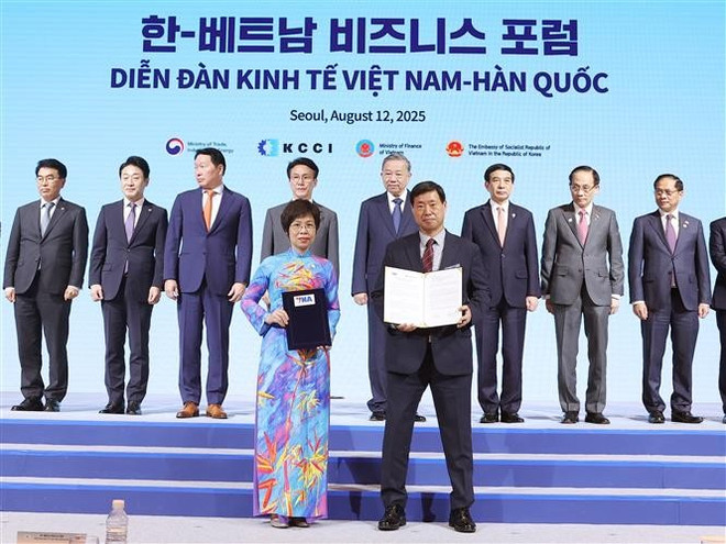 General Director of the Vietnam News Agency Vu Viet Trang (left), and President and CEO of the Yonhap News Agency Hwang Dae-il exchange a bilateral cooperation agreement for the new period. (Photo: VNA)