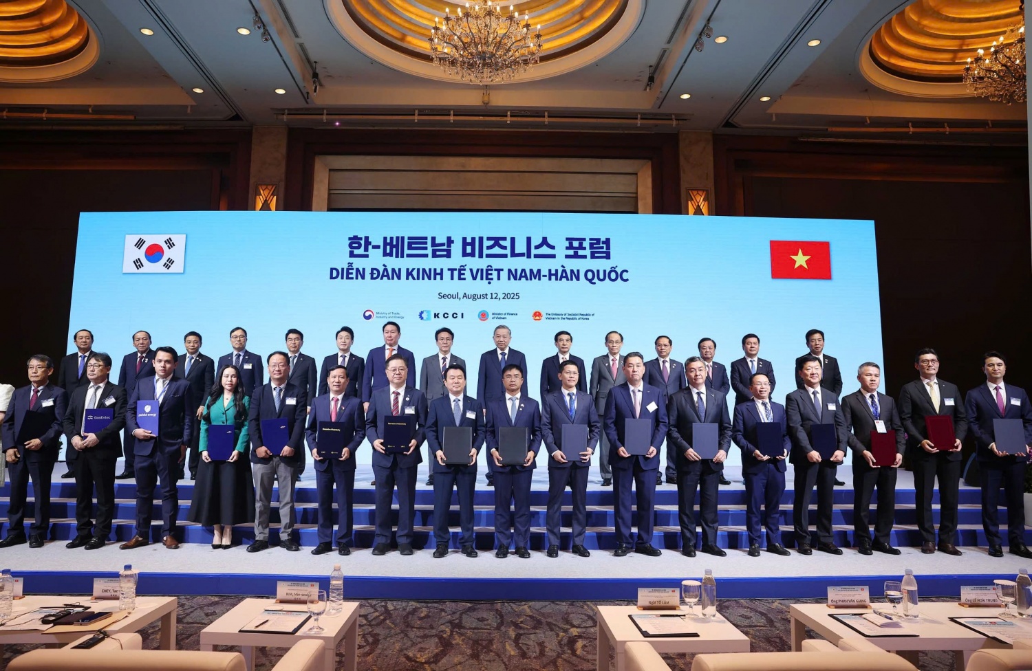 Tổng Bí thư Tô Lâm, Thủ tướng Hàn Quốc Kim Min Seok chứng kiến các đơn vị, doanh nghiệp trao thoả thuận hợp tác (Ảnh: TTXVN)