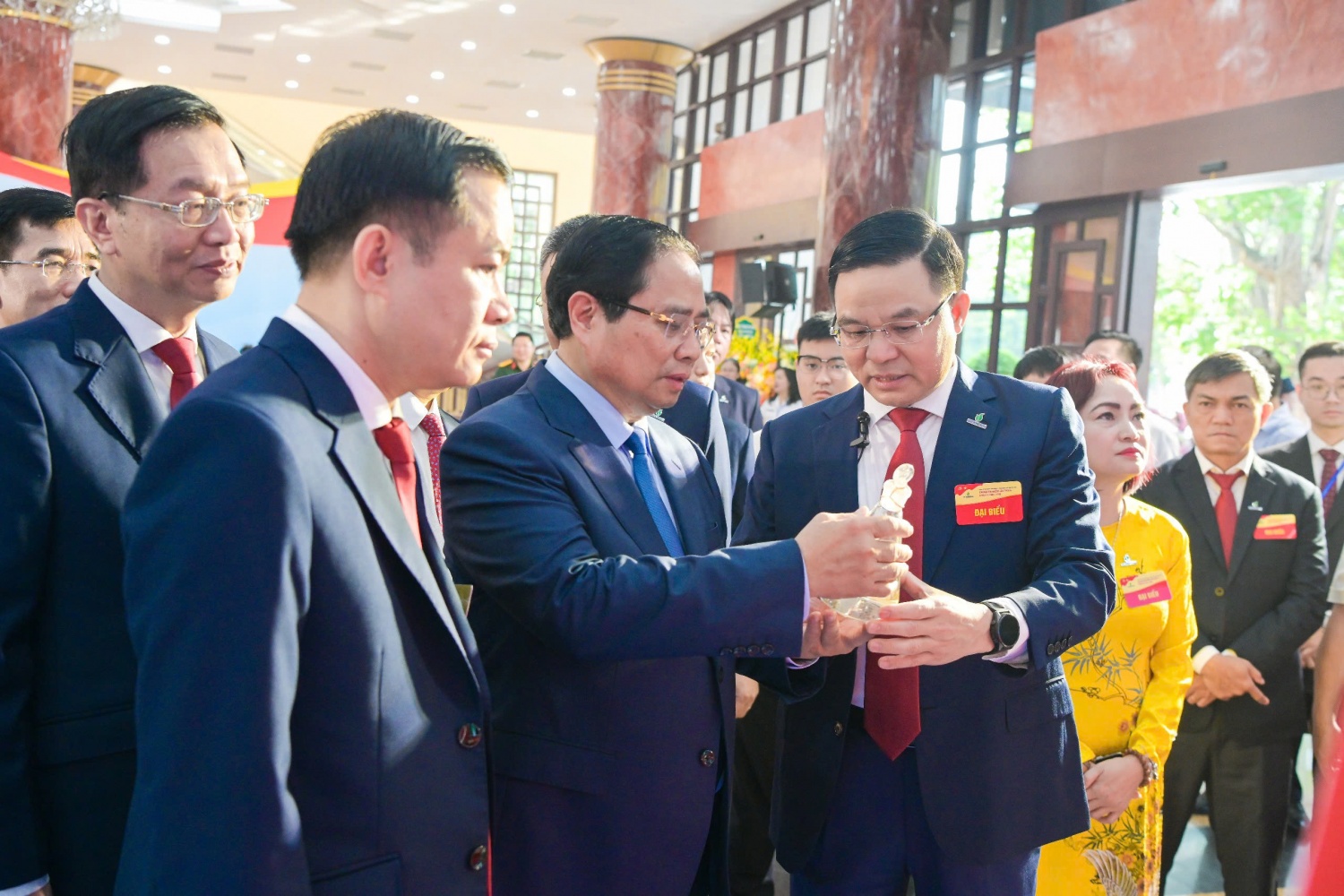 Lãnh đạo Petrovietnam giới thiệu với Thủ tướng Phạm Minh Chính về các sản phẩm mới có giá trị kinh tế cao