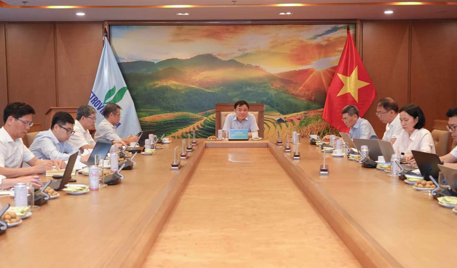 Tổng Giám đốc Petrovietnam Lê Ngọc Sơn chủ trì cuộc họp rà soát danh mục đầu tư