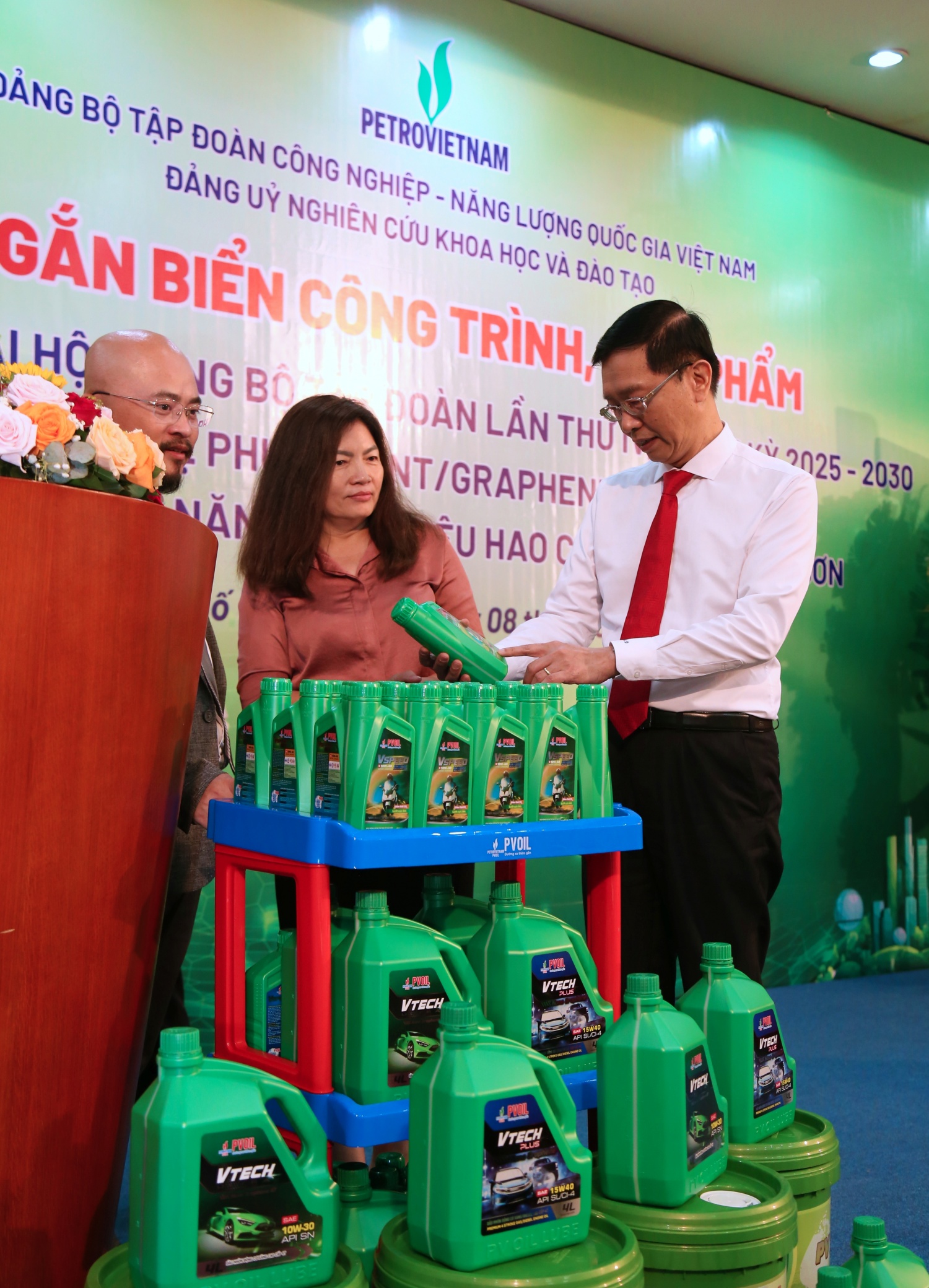 Đồng chí Trần Quang Dũng - Phó Bí thư thường trực Đảng ủy Petrovietnam ghi nhận và đánh giá cao những đóng góp thiết thực của sản phẩm Hệ phụ gia CNT/Graphene