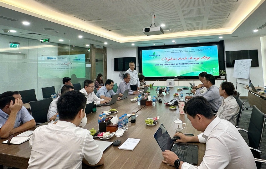Đồng chí Phan Đức Thiện - Chủ tịch Công đoàn PQPOC thông tin với Ban lãnh đạo và các cán bộ chủ chốt của đơn vị về chương trình “Nghĩa tình đong đầy” do Tập đoàn và Công đoàn Petrovietnam phát động