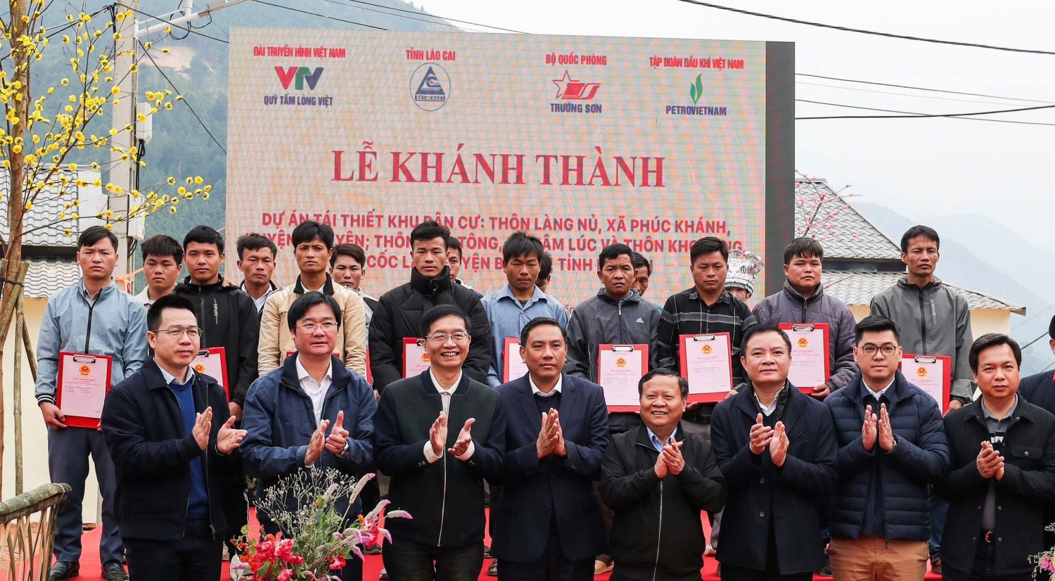 lãnh đạo Petrovietnam dự lễ khánh thành Dự án tái thiết khu dân cư thôn Kho Vàng.