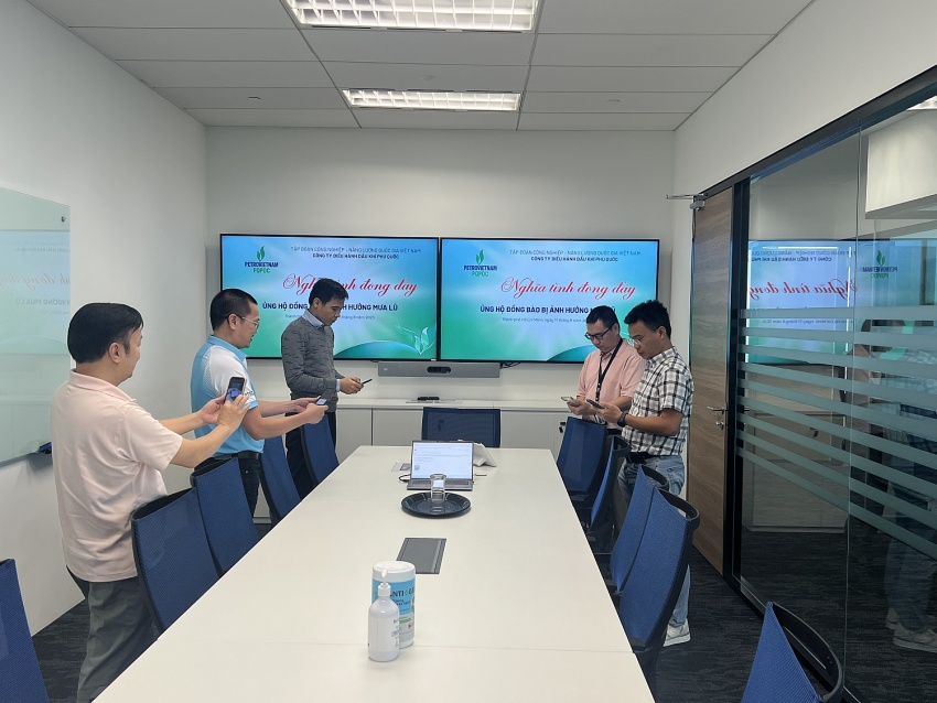 Người lao động, đoàn viên thanh niên PQPOC hưởng ứng lời kêu gọi quyên góp ủng hộ đồng bào vùng mưa lũ.
