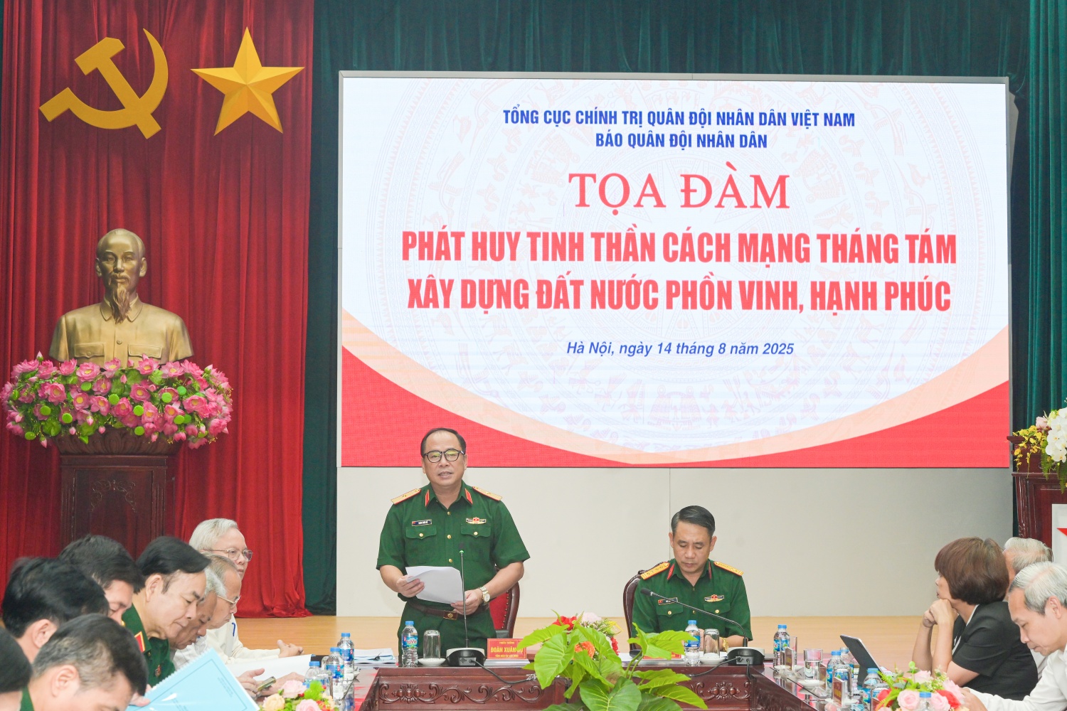 Thiếu tướng Đoàn Xuân Bộ, Bí thư Đảng ủy, Tổng Biên tập Báo Quân đội nhân dân phát biểu khai mạc