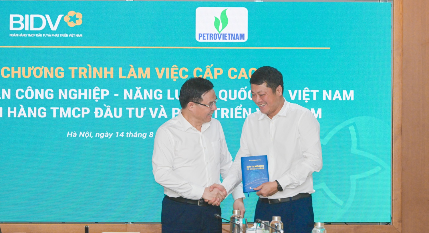 Chủ tịch HĐTV Petrovietnam Lê Mạnh Hùng tặng cuốn sách Quản trị biến động và khủng hoảng cho lãnh đạo Ngân hàng BIDV