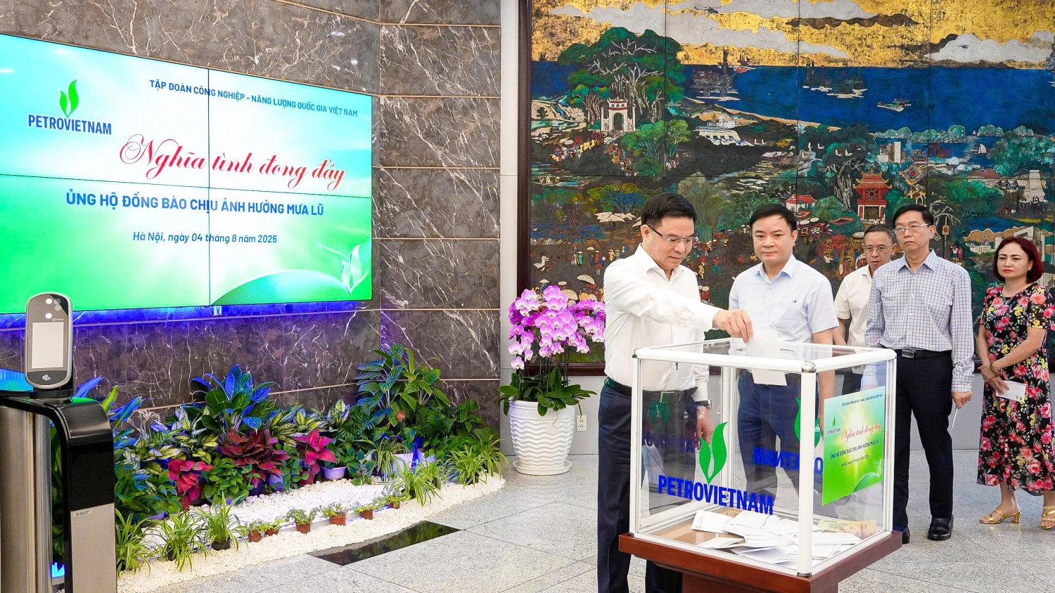 Chủ tịch HĐTV Petrovietnam Lê Mạnh Hùng kêu gọi toàn thể cán bộ, người lao động, các đơn vị, doanh nghiệp trong toàn Tập đoàn chung tay hỗ trợ, đóng góp thiết thực giúp đồng bào vùng thiên tai