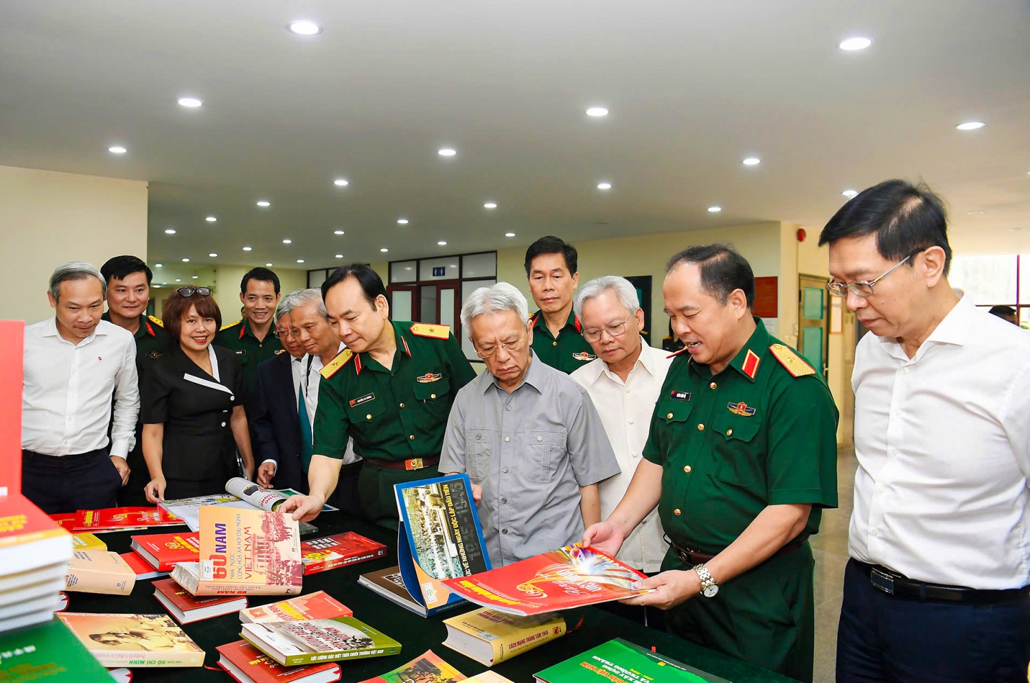 Đồng chí Trần Quang Dũng cùng các đại biểu tham quan khu trưng bày ấn phẩm về Cách mạng Tháng Tám và chặng đường xây dựng, phát triển đất nước
