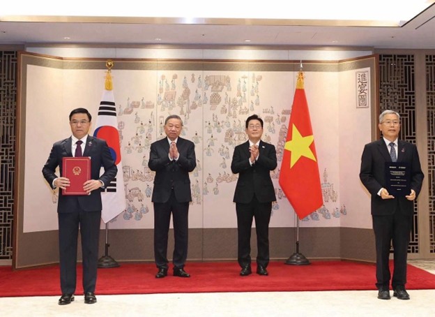 Tổng Bí thư Tô Lâm và Tổng thống Hàn Quốc Lee Jae Myung chứng kiến lễ trao Bản ghi nhớ hợp tác về phát triển nguồn nhân lực trong lĩnh vực năng lượng hạt nhân giữa Tập đoàn Công nghiệp - Năng lượng Quốc gia Việt Nam và Tập đoàn Điện lực Hàn Quốc