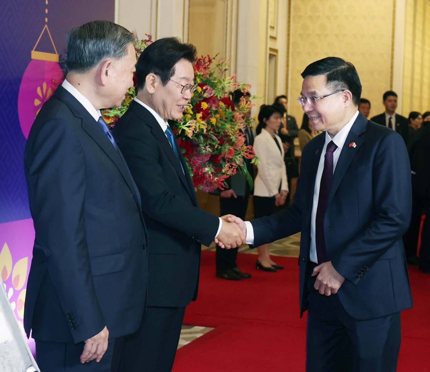 Tổng Bí thư Tô Lâm và Thủ tướng Hàn Quốc Kim Min Seok trao đổi với Chủ tịch HĐTV Petrovietnam Lê Mạnh Hùng