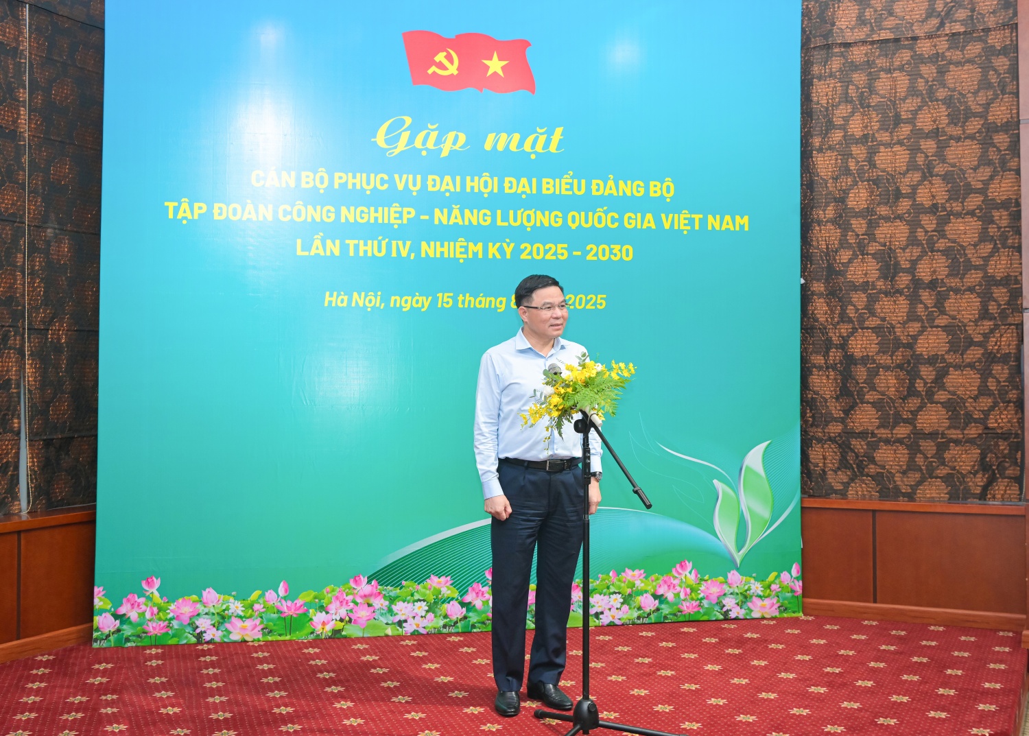 Đồng chí Lê Mạnh Hùng - Bí thư Đảng ủy, Chủ tịch HĐTV Petrovietnam ghi nhận, biểu dương sự đóng góp của các tập thể, cá nhân trong công tác chuẩn bị, tổ chức Đại hội