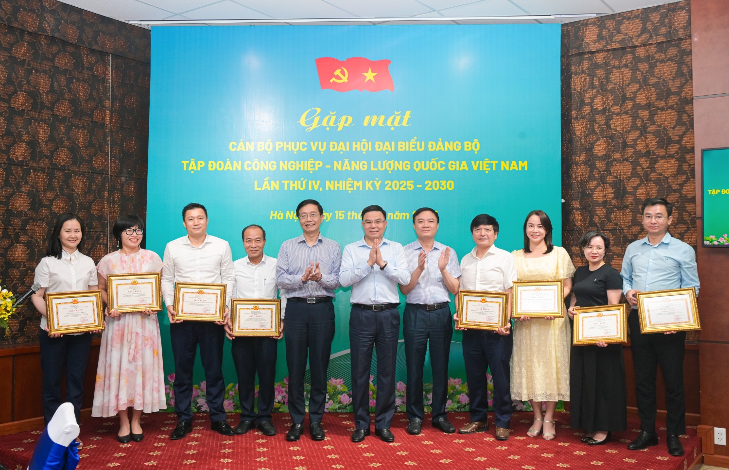 Đồng chí Lê Mạnh Hùng - Bí thư Đảng ủy, Chủ tịch HĐTV Tập đoàn; đồng chí Lê Ngọc Sơn - Phó Bí thư Đảng ủy, Tổng Giám đốc Tập đoàn và đồng chí Trần Quang Dũng - Phó Bí thư thường trực Đảng ủy Tập đoàn trao giấy khen của Đảng ủy Tập đoàn cho 8 tập thể hoàn thành xuất sắc nhiệm vụ trong tham mưu và tổ chức Đại hội.