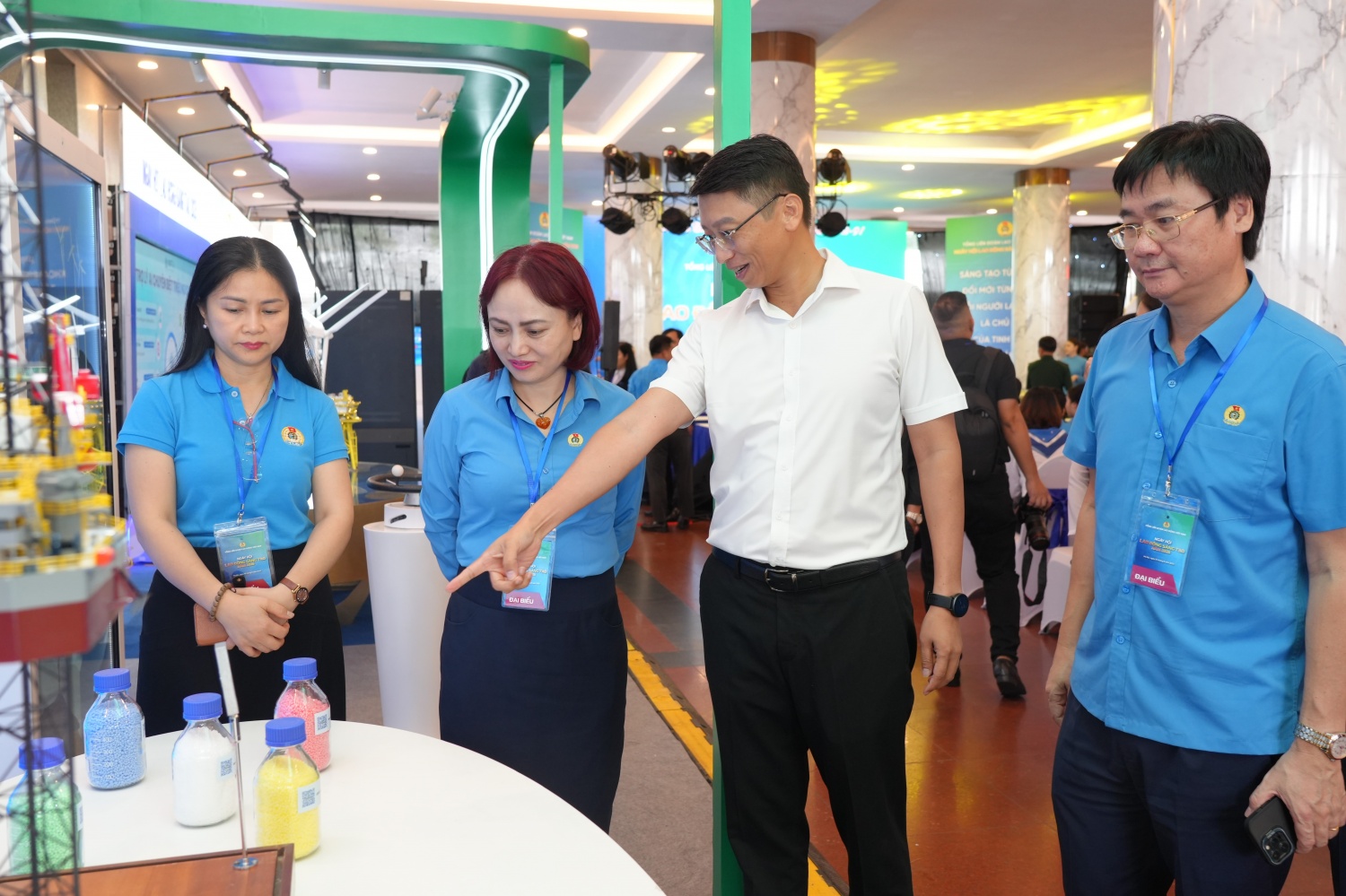 Ông Trần Hồng Nam - Thành viên HĐTV Petrovietnam tham quan gian hàng của Tập đoàn trong ngày khai mạc triển lãm