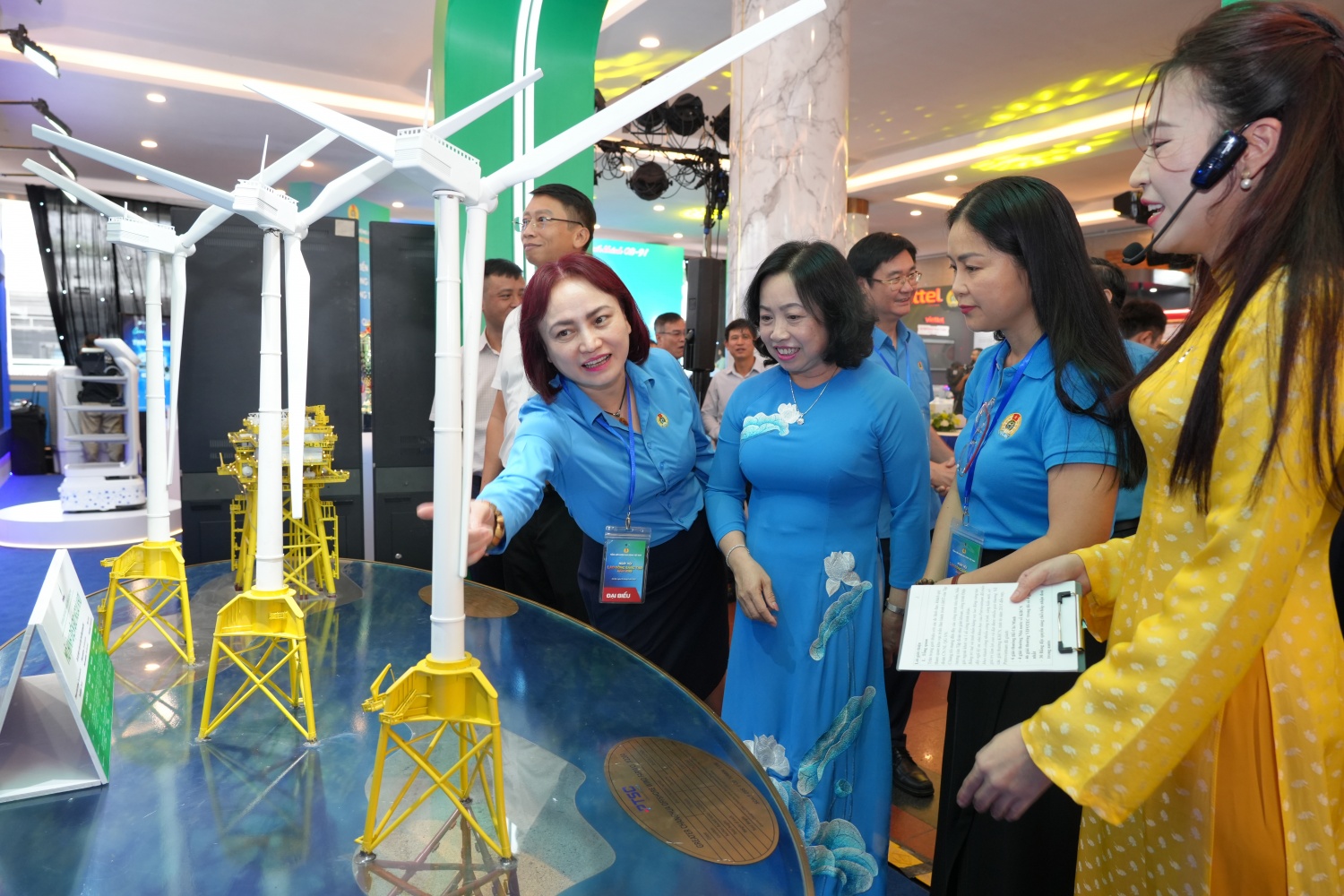 Các đại biểu tham quan mô hình điện gió ngoài khơi của Công đoàn Petrovietnam