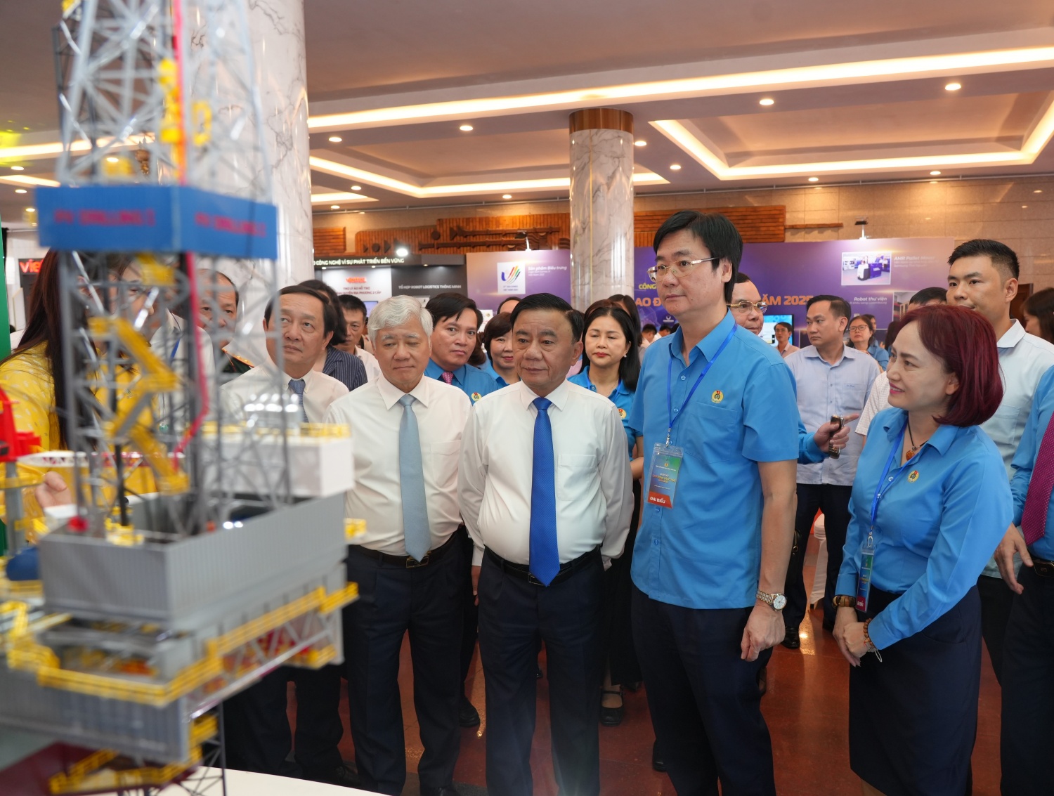 Đồng chí Trần Cẩm Tú, Ủy viên Bộ Chính trị, Thường trực Ban Bí thư; đồng chí Đỗ Văn Chiến - Ủy viên Bộ Chính trị, Bí thư Trung ương Đảng, Chủ tịch Ủy ban Trung ương Mặt trận Tổ quốc Việt Nam và các đại biểu tham quan mô hình giàn khoan của Công đoàn Petrovietnam.