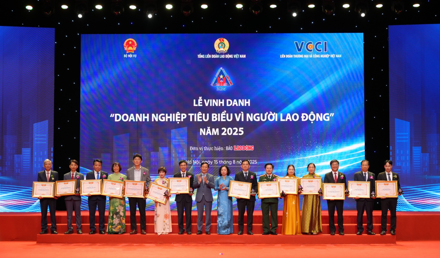 14 Doanh nghiệp tiêu biểu vì người lao động được trao Bằng khen và Kỷ niệm chương của Tổng Liên đoàn Lao động Việt Nam.