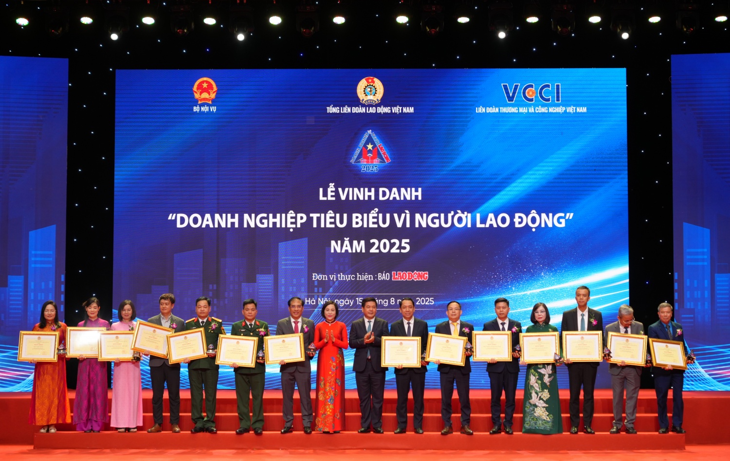 Bà Nguyễn Thị Thanh - Ủy viên Ban Chấp hành Trung ương Đảng, Phó Chủ tịch Quốc hội và ông Nguyễn Hồng Diên - Ủy viên Trung ương Đảng, Bộ trưởng Bộ Công Thương trao Bằng khen và Kỷ niệm chương của Tổng Liên đoàn Lao động Việt Nam cho 14 Doanh nghiệp tiêu biểu vì người lao động.
