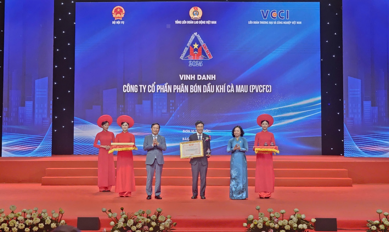 Ông Nguyễn Đức Hạnh - Thành viên HĐQT, Chủ tịch Công đoàn PVCFC đại diện Công ty nhận vinh danh “Doanh nghiệp tiêu biểu vì người lao động” năm 2025