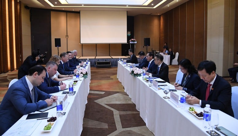 Receiving General Director of Zarubezhneft Group Sergei Kudryashov, Deputy Prime Minister Bui Thanh Son hopes that the two sides will improve efficiency and promote cooperation in new fields, such as green energy, clean energy, offshore wind power in accordance with Vietnam's Power Plan VIII - Photo: VGP/Hai Minh