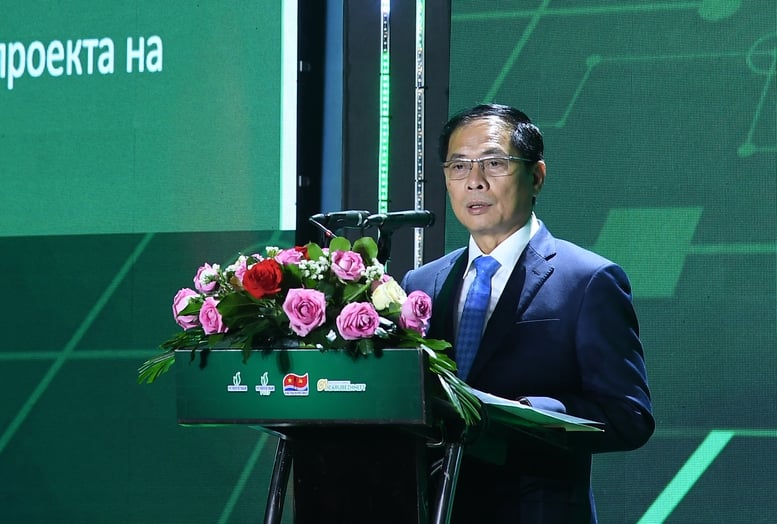 Deputy Prime Minister Bui Thanh Son emphasized that the event of receiving the first oil flow from the KNT-KNTN field, along with the naming ceremony of the PV Drilling 8 jack-up rig, are new steps forward and very important new achievements of Petrovietnam , Vietsovpetro, member companies and partners - Photo: VGP/Hai Minh