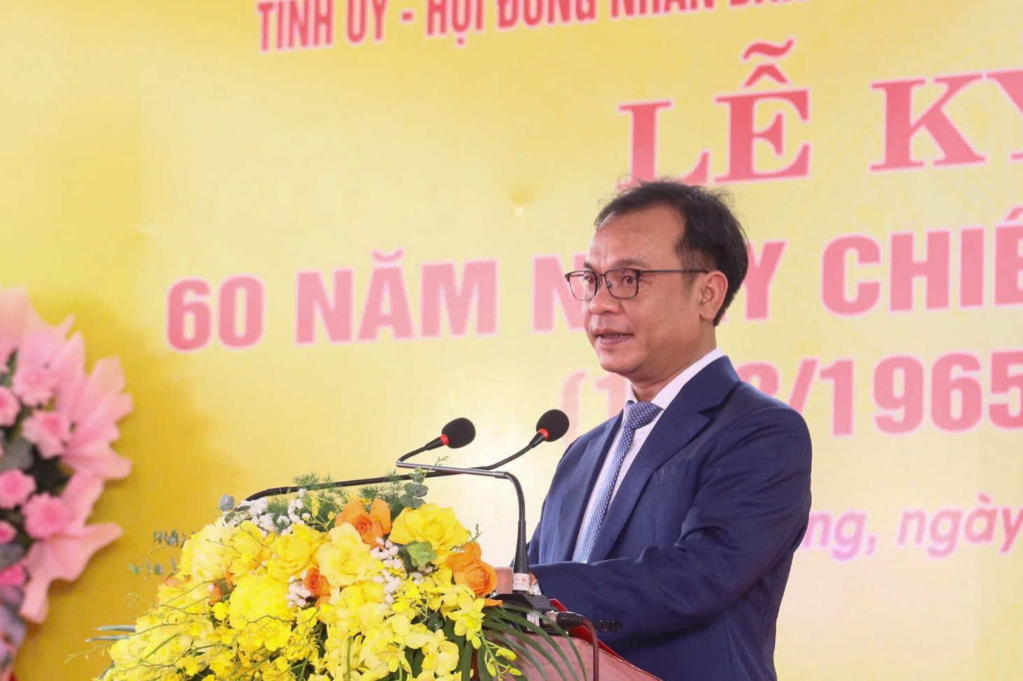 Đồng chí U Huấn - Phó Bí thư Thường trực Tỉnh ủy, Chủ tịch Ủy ban Mặt trận Tổ quốc Việt Nam tỉnh Quảng Ngãi phát biểu về ý nghĩa Chiến thắng Vạn Tường và quyết tâm tiếp bước cha anh, đưa tỉnh Quảng Ngãi ngày càng phát triển.